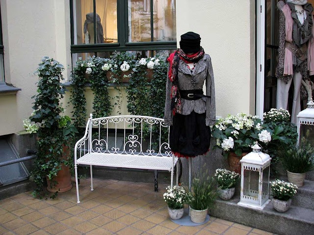 Bench and mannequin, Hackeschen Höfe, Rosenthaler Strasse, Berlin
