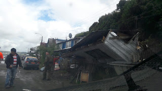 Videos de usuarios de redes sociales captaron el momento en que un fuerte sismo afectó al sur del país, con epicentro en Chiloé