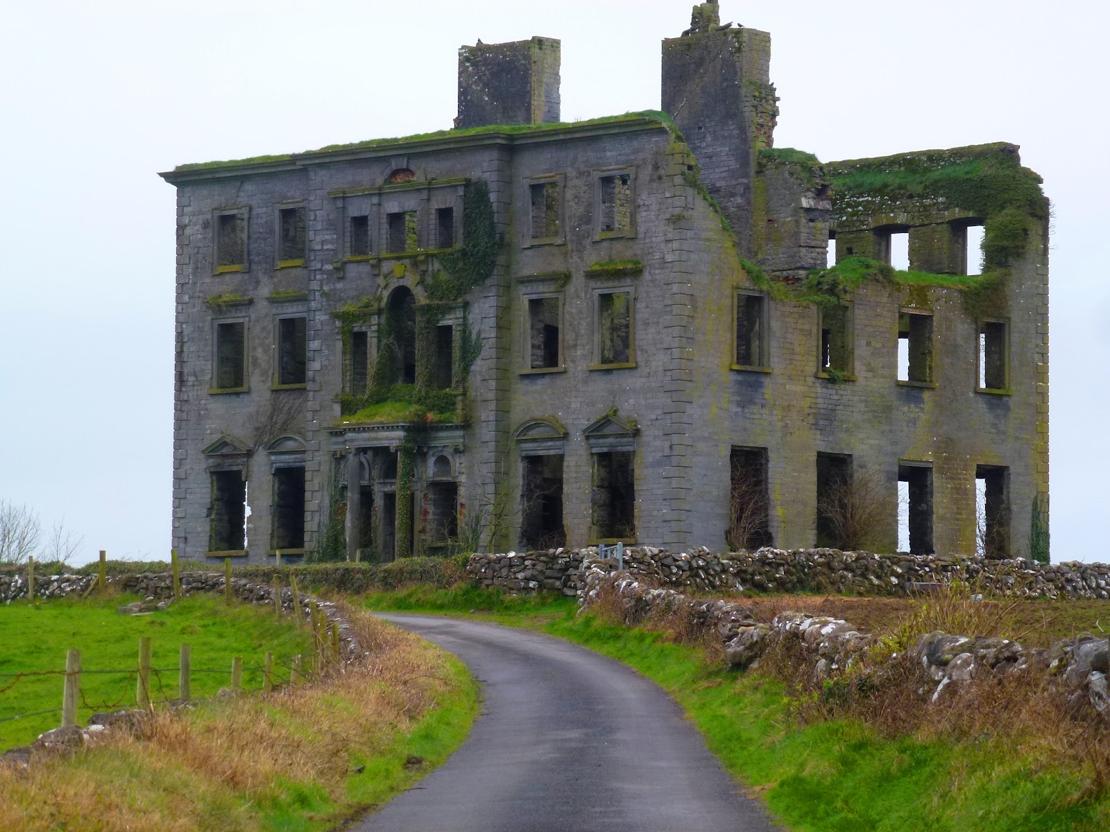 Paddys Wagon Peeking Into The Abandoned Mansions Of Ireland 