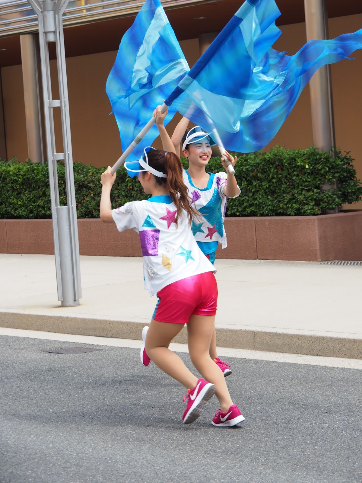 さんぽ倶楽部 ラテちゃん Usj ミニオン ウォーター サプライズ パレード スタート 第1ずぶ濡れ熱狂エリア
