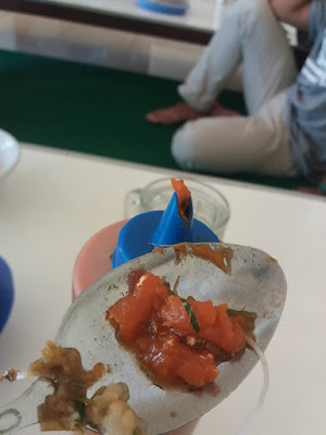 Tak Berniat Jatuhkan Usaha Orang, Pelanggan Tak Sengaja Temukan Hal Menjijikan Ini di Atas Saus!