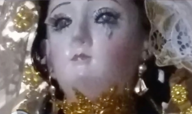 Video: La Virgen que "llora porque la olvidaron" Juran que la imagen de una Virgen en Bolivia está llorando porque los fieles se olvidaron de ella.