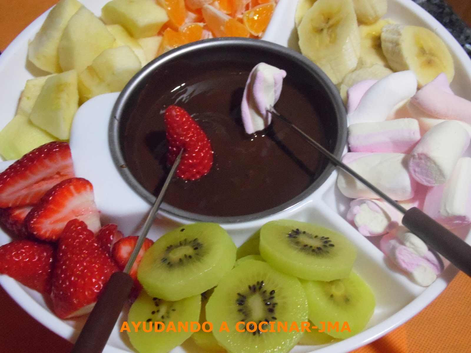 Ayudando a Cocinar. Fondue de Chocolate Negro, con Frutas Variadas