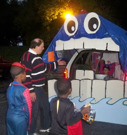 Simply Mommy: Trunk or Treat Idea - For My Van This Year (tentatively)