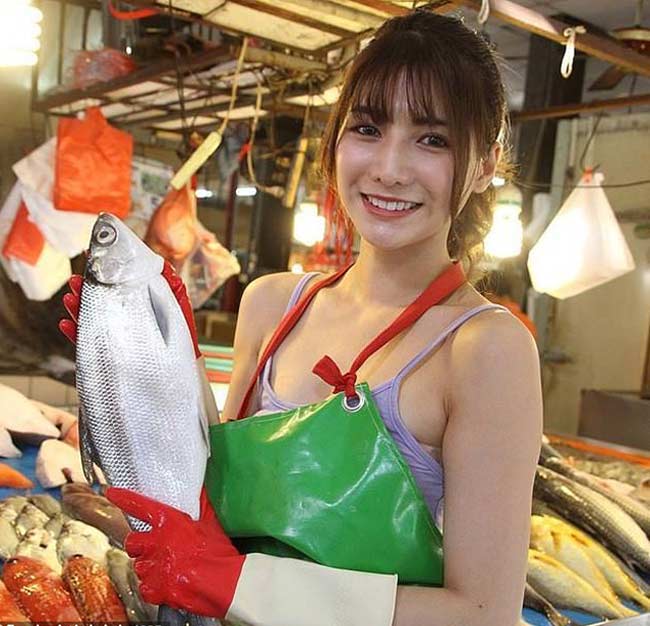 Các cô gái vô danh nổi tiếng sau 1 đêm nhờ mặc gợi cảm khi bán thịt, bán cá