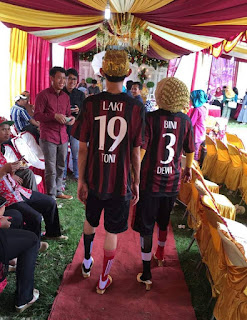 Unik! Sepasang Pengantin ini Hebohkan Netizen Karena Memakai Jersey Tim Sepak Bola Italia saat Pernikahannya. Unik! Sepasang Pengantin ini Hebohkan Netizen Karena Memakai Jersey Tim Sepak Bola Italia saat Pernikahannya.