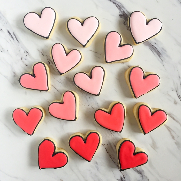black-outlined ombre heart cookies in poppy ♥ bakeat350.net