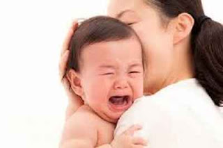 Bé quấy khóc do mề đay
