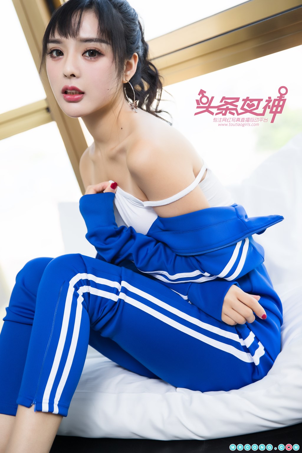 TouTiao 2017-11-26: Model Zhou Xi Yan (周 熙 妍) (23 photos)