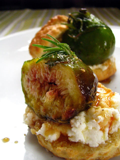 Scones au fromage de brebis, figues au miel et au romarin en version tapas recettes Scones au fromage de brebis, figues au miel et au romarin en version tapas