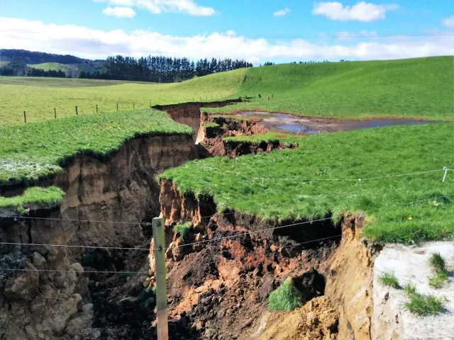 Giant 6-Story-Deep Sinkhole Opens on New Zealand Farm