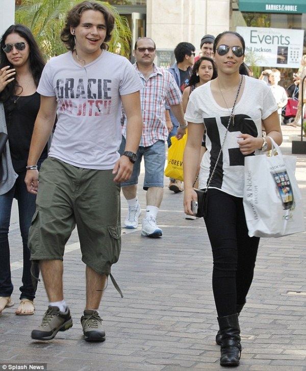 Blanket Jackson Forever Prince y su novia Remi dan un paseo en el