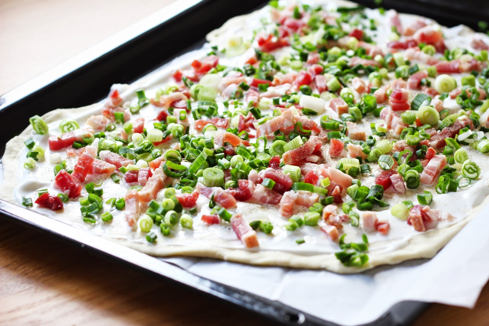 Flammkuchen mit Speck und Lauchzwiebeln | Fashion Kitchen