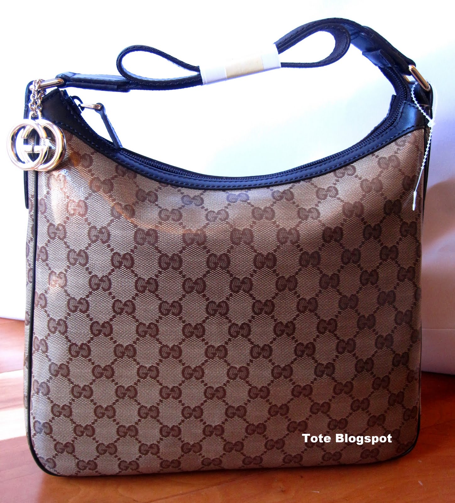 Tote to Toe: GUCCI SLING BAG