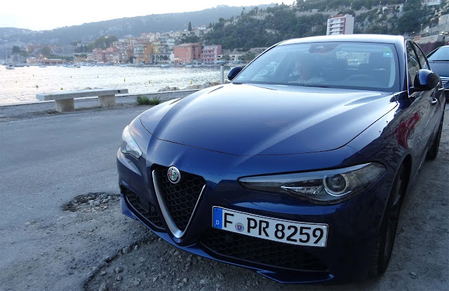 Parkplatz mit Meeresblick, blaue Alfa Romeo Giulia in Villefranche sur mer, Südfrankreich