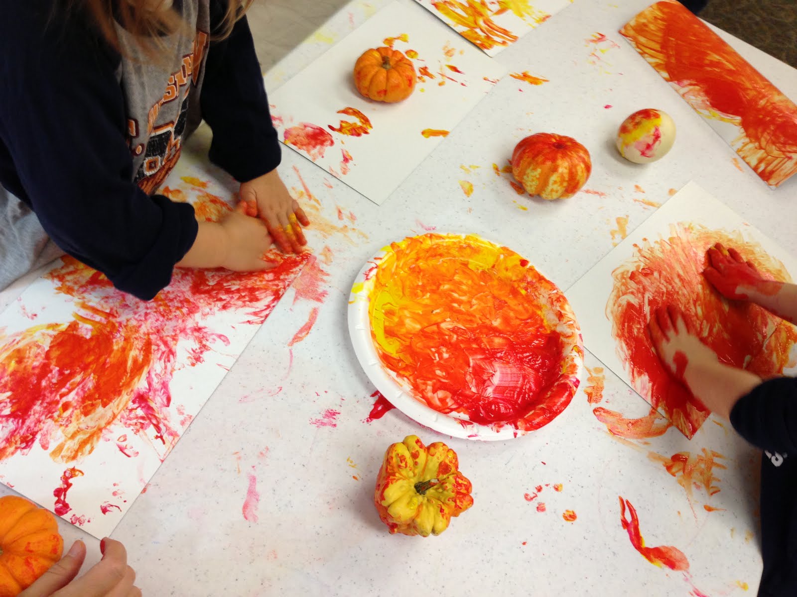 Toddler Art Class: Pumpkin Prints : library makers
