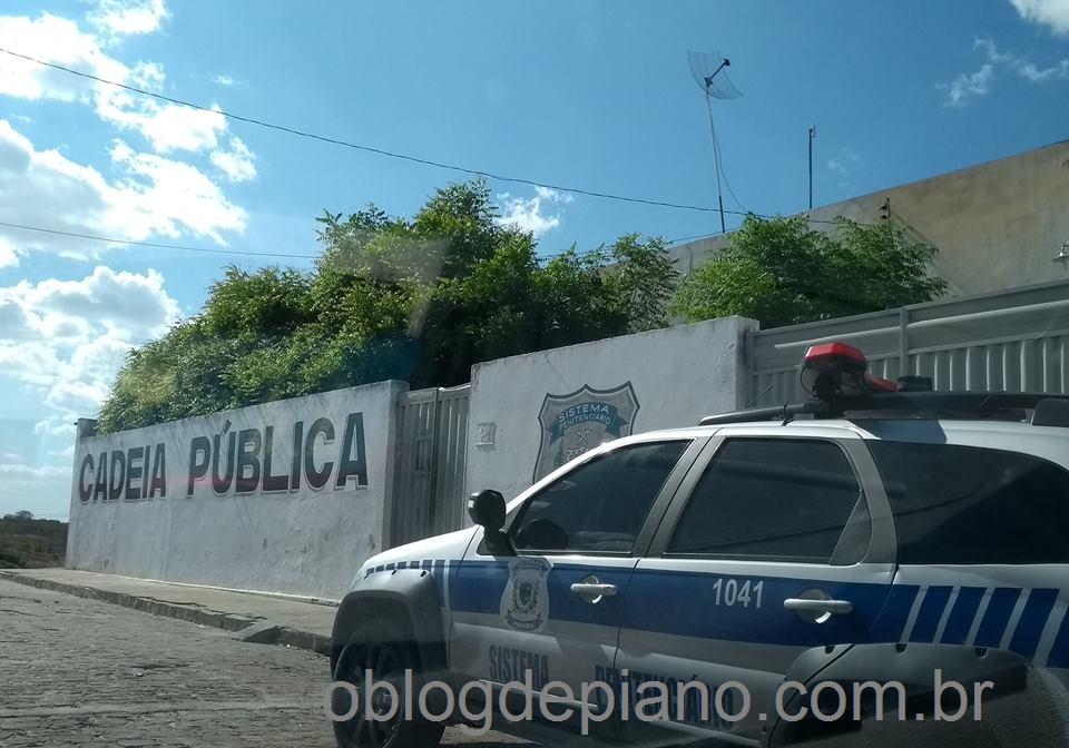 Em Piancó, apenados tentam fuga da cadeia pública mas são impedidos pela PM Em Piancó, apenados tentam fuga da cadeia pública mas são impedidos pela PM