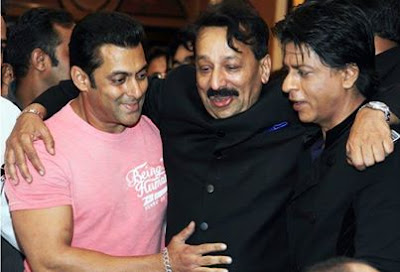 Shah Rukh and Salman hug it out at Iftar party-Bollywood's biggest Exclusive news