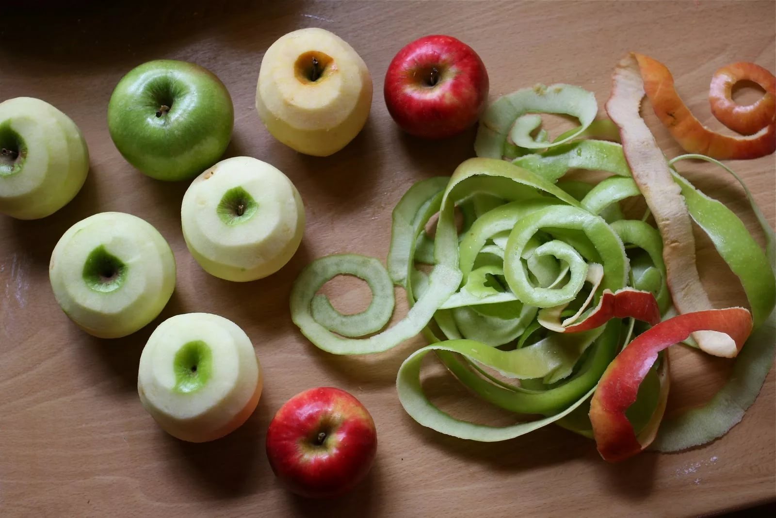 Очистки кожуры. Кожура яблока. Очистки овощей и фруктов. Очищенные фрукты. Шкурки от фруктов.