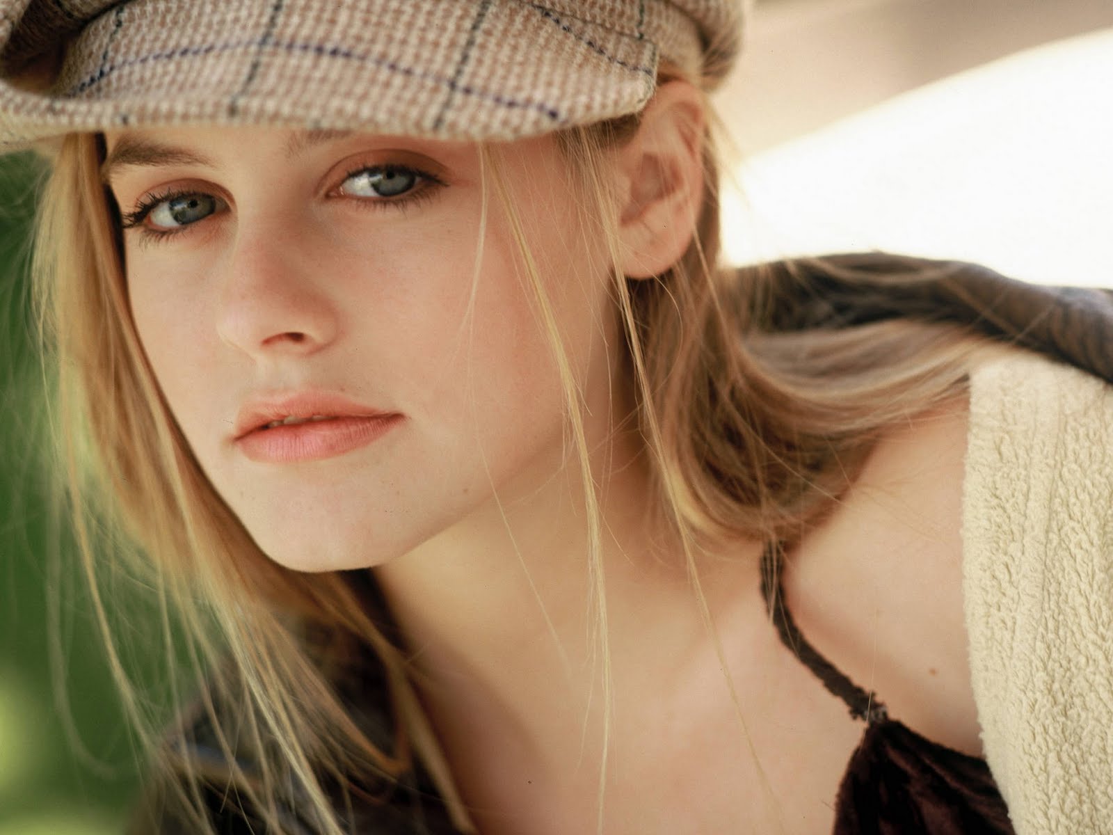 http://2.bp.blogspot.com/-qFE6qbPt_4E/Tcg3CcxxF-I/AAAAAAAABlY/9HUL66wCqH8/s1600/0238-Celebrity-Wallpaper-Alicia-Silverstone.jpg