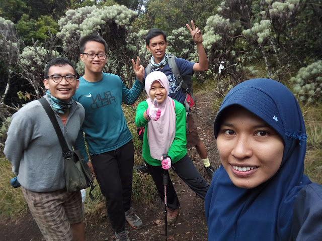 Lelah kami terbayar di Mandalawangi dari kiri Tio, Tobi & Moses (masih duduk di SMK kelas 2), Saya dan Tika dok. Tika