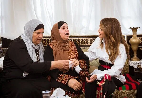 Queen Rania visited St George Church (Kanisa Al Khader) on Al Khader Street in Al Salt. She wore a white blouse