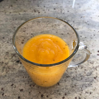 Verre d'un smoothie exotique mangue papaye et kiwis jaunes