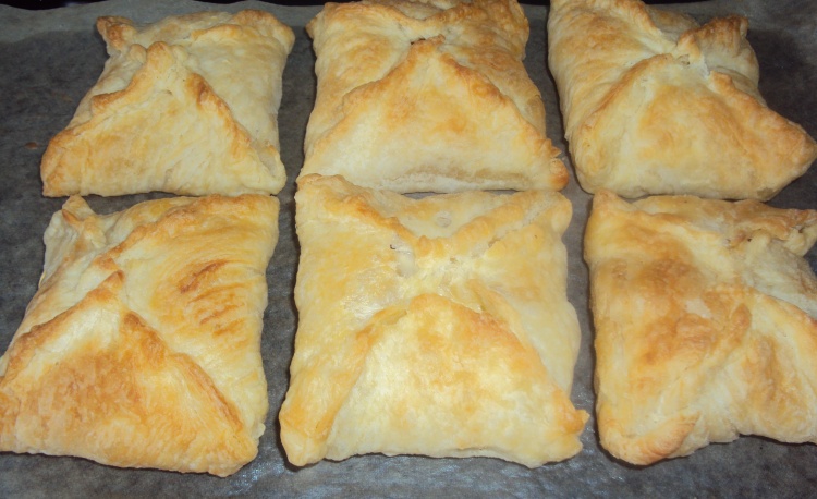 конвертики из слоеного теста с сыром. пироги конвертиком. конвертики с яблоками. пироги конвертиком. слойки конвертики.