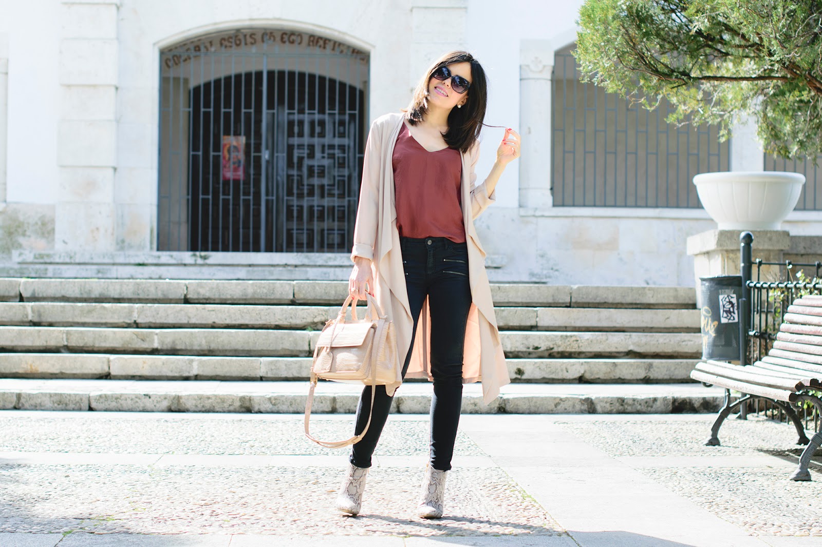 Look de Ponte unos tacones con botines de serpiente