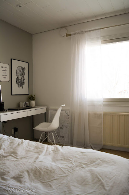 makuuhuone valkoinen jysk ikea sisustus skandinaavinen sänky petaus työpöytä bloggaaminen