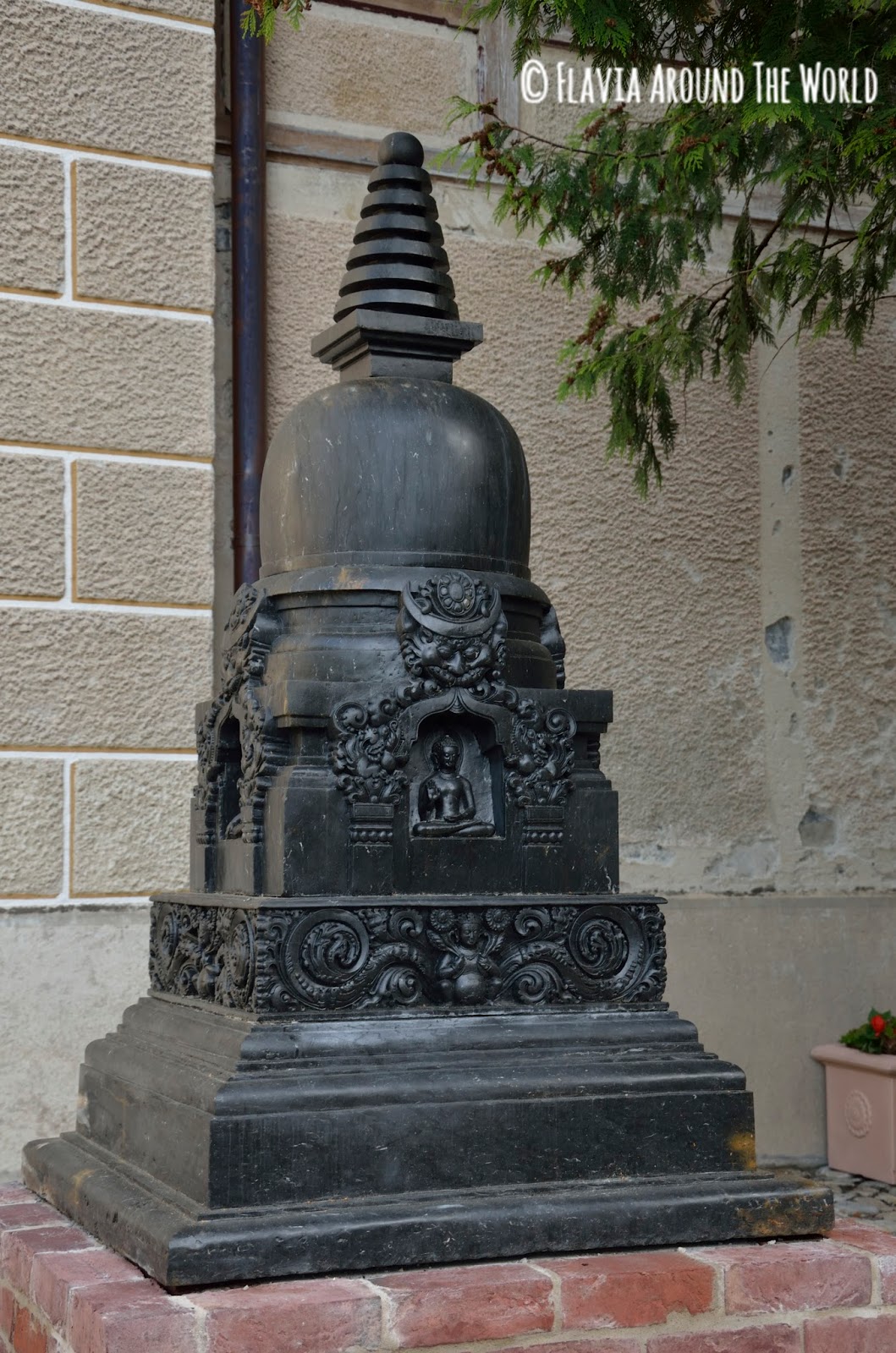 Escultura budista a la entrada del museo Escultura budista a la entrada del museo del Tibet de Gruyeres