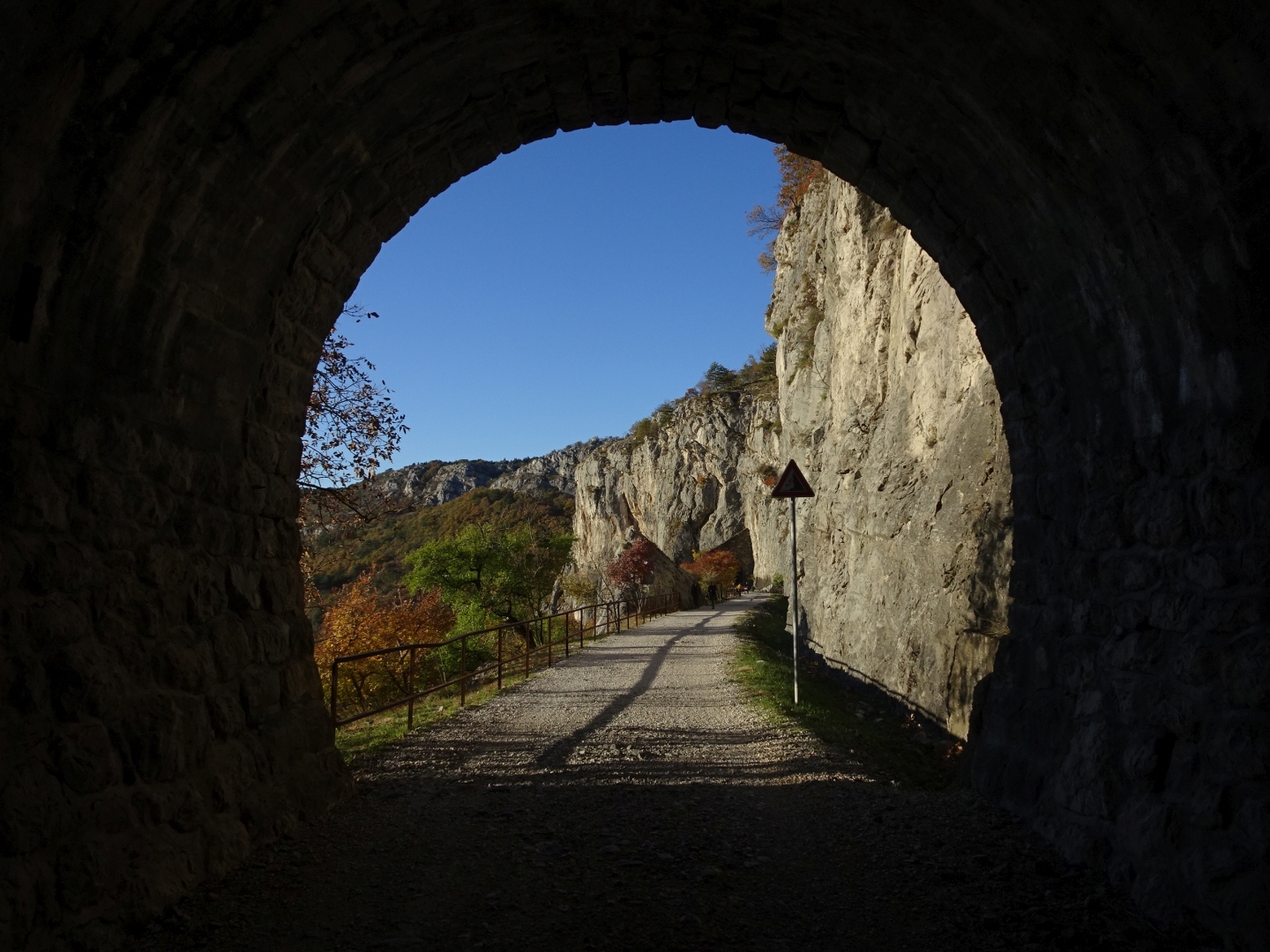 Čez tri gore Z dežja pod kap (in na sonce)