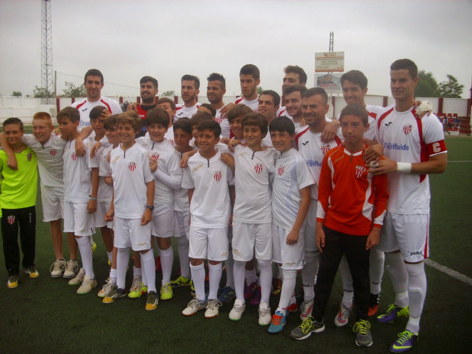 LORA CLUB DE FUTBOL: EL LORA CF VE FRENADA SU RACHA AL EMPATAR CON EL