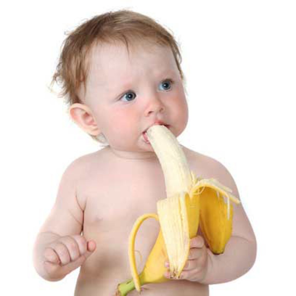 Во сколько можно дать банан ребенку. Банан для детей. Банан для прикорма ребенка. Малыш с бананом. Дети с бананом во рту.