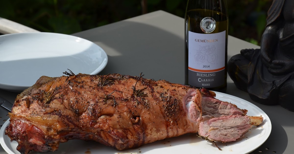 Gegrillte Lammkeule, gespickt mit Knoblauch, Ingwer und Rosmarin ...