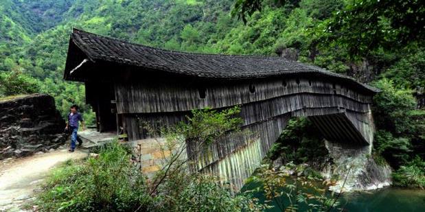 Jembatan Kayu Berusia 1000 Tahun di Cina Masih Kokoh Berdiri