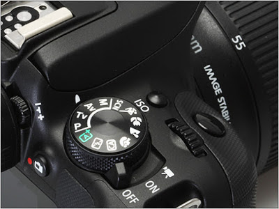 Gambar bagian atas dari kamera Canon EOS 100D, terdapat beberapa tombol