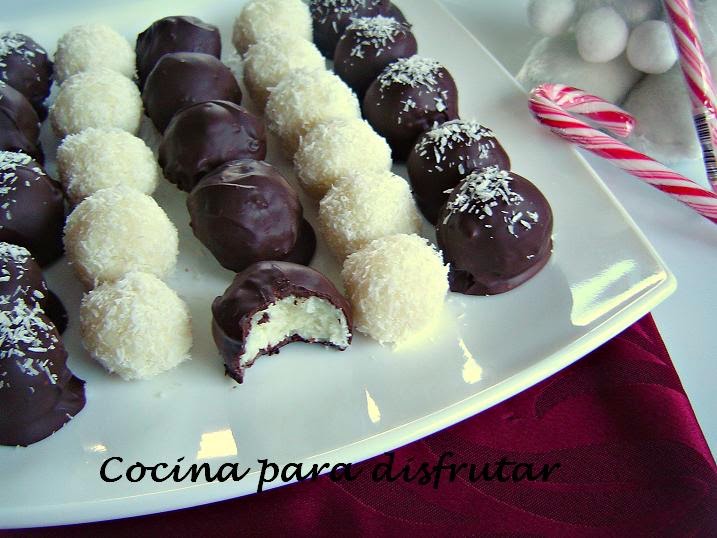 bolitas de coco cubiertas de chocolate