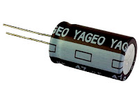 Kondensator elektrolityczny (magazyn energii) do płytki stykowej i innych projektów, w technologii THT, czyli z nóżkami z drutu.