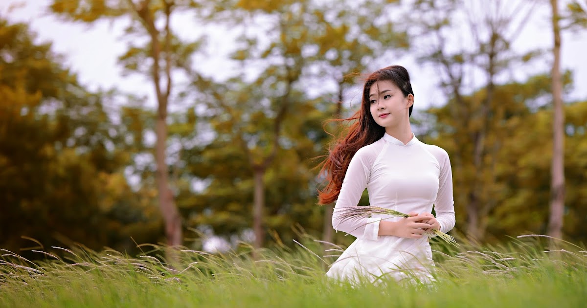 …Em đi dạo ấy tinh khôi…Bước chân em kéo chiều rơi xuống đời ..