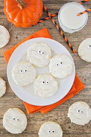 These adorable mummy sugar cookies are so easy to make, and perfect for celebrating Halloween! 