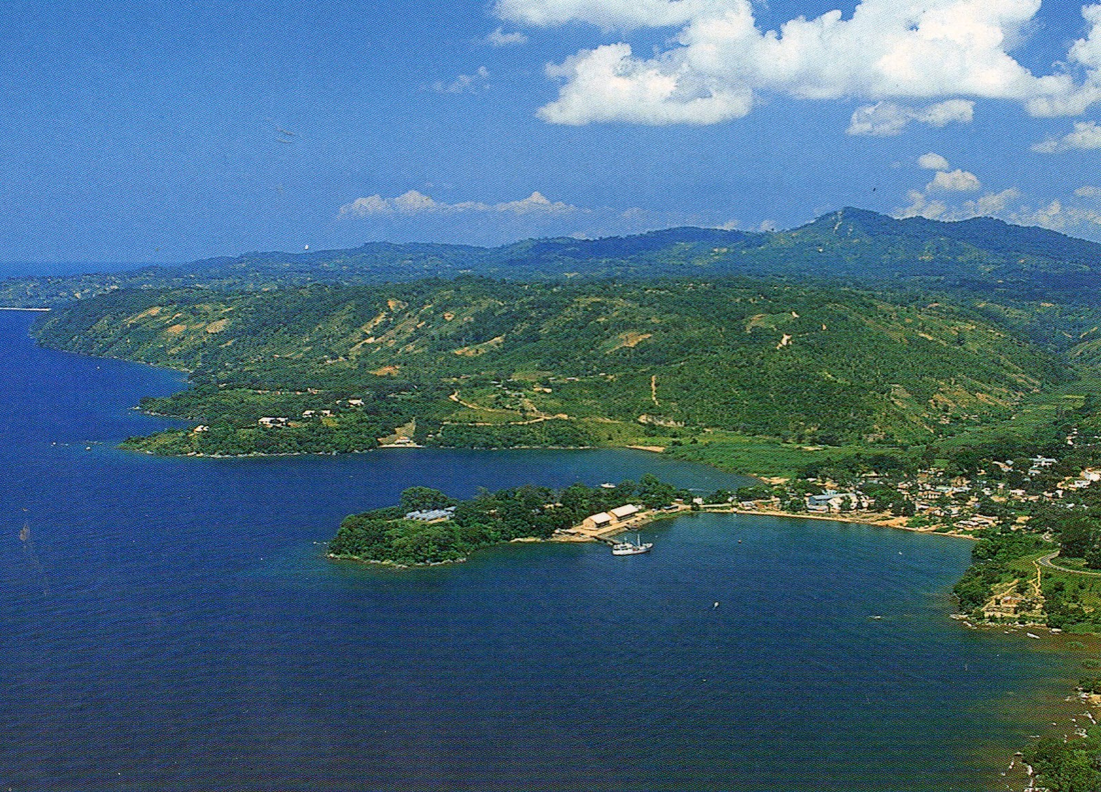 Озеро ньяса расположено. Озеро Малави. Малави столица. Озеро Малави в Африке. Малави фото страны.