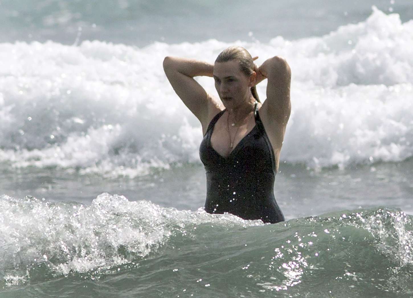 Kate Winslet spend a lovely day in bikini with a cup of tea/coffee.