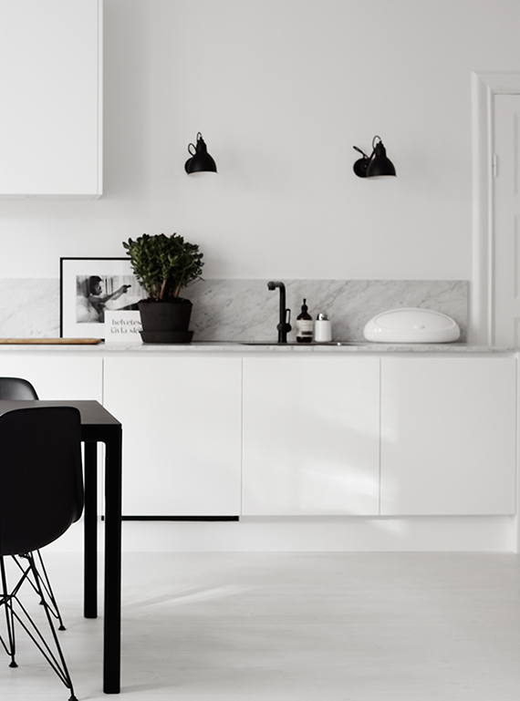 Black wall light fixture in the kitchen | Image by Kristofer Johnsson via Residence