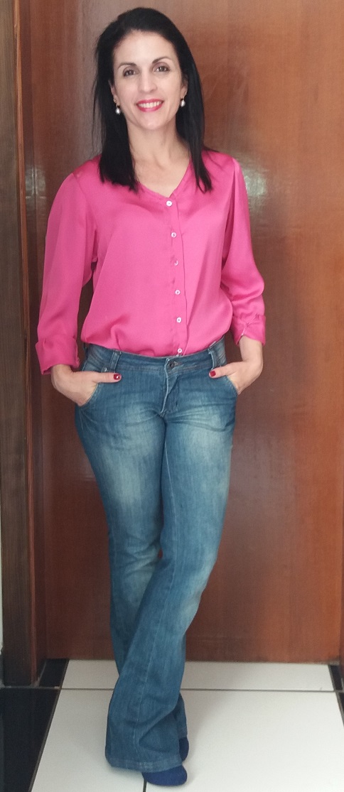 blusa rosa com calça jeans