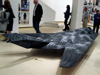 Escultura hecha con llantas recicladas - avión de combate