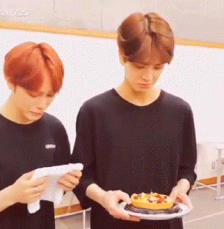 어제자 데뷔 첫 1위하고 눈물쏟는 더보이즈 | 인스티즈