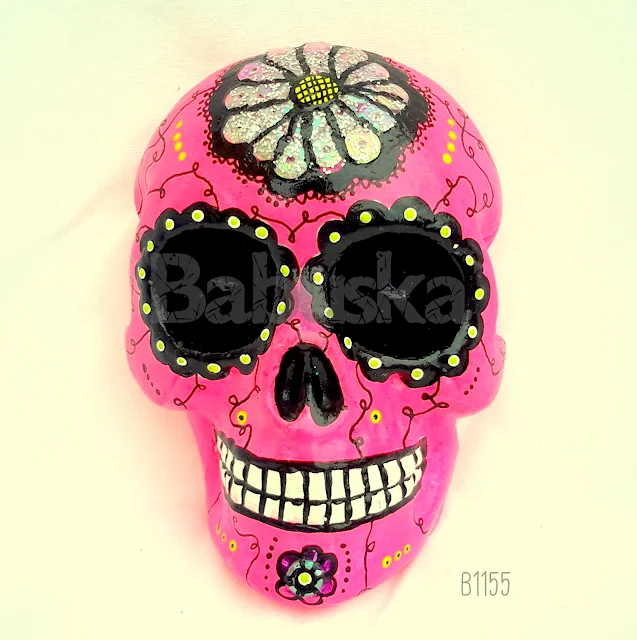 Calavera colgante, dibujada y pintada a mano (B1155) Babuska