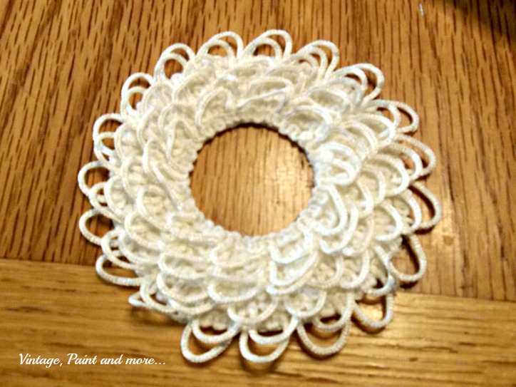 Vintage, Paint and more... making a wreath ornament with poster board and lace