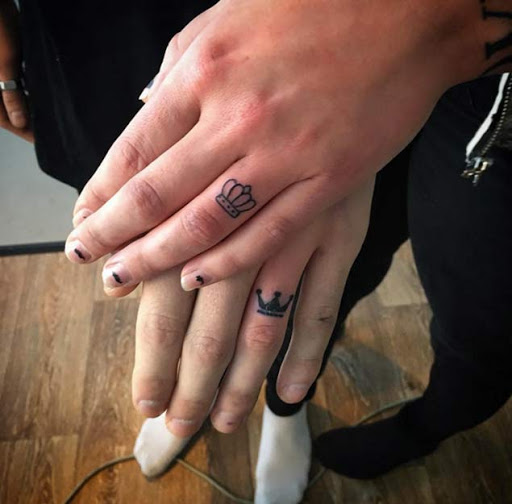 Diese king-und queen-finger-tattoos